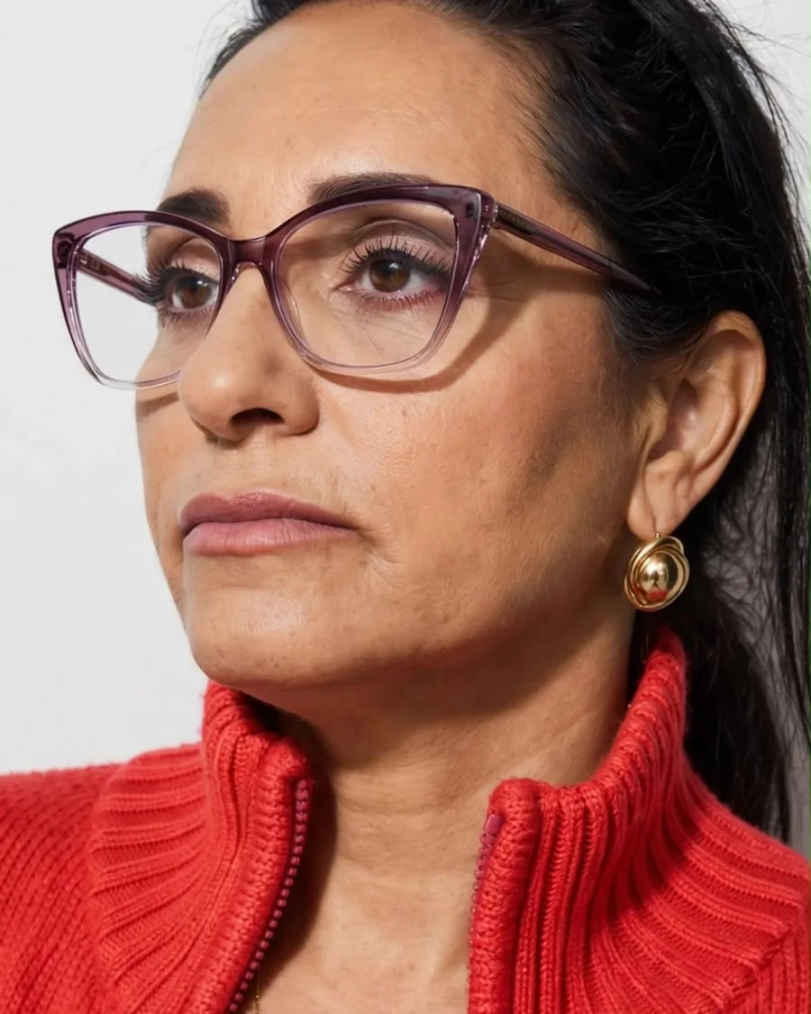 Patrícia Danielle, da Ótica Master, usando armação de grau